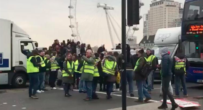 Des Gilets Jaunes Bloquent Le Pont De Westminster à Londres