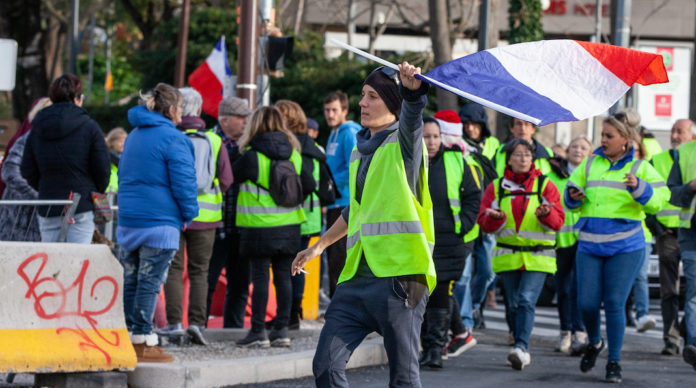 Un Français Crée Un Groupe De Soutien Aux Gilets Jaunes à