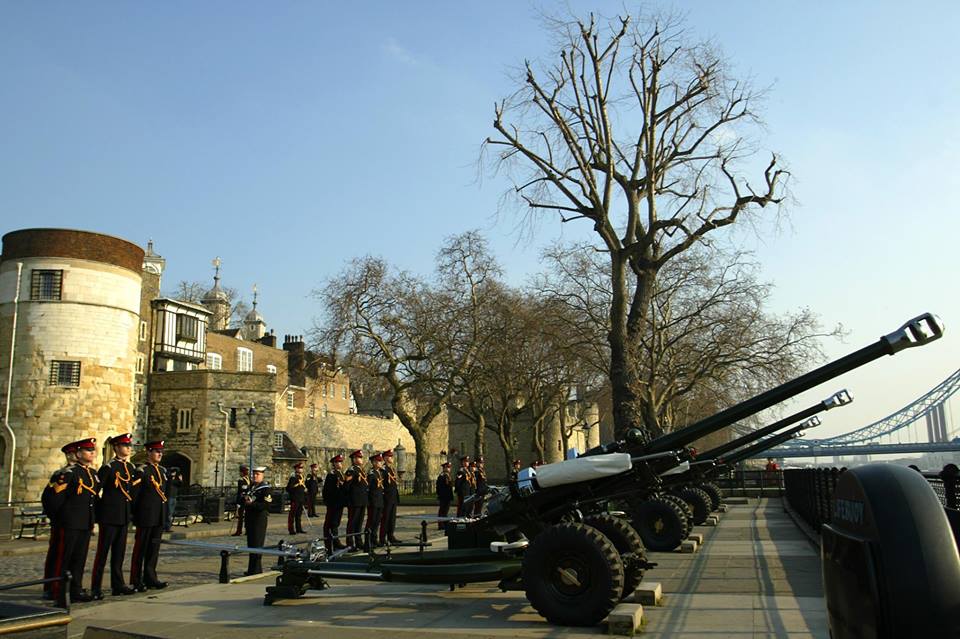 Le traditionnel Gun Salute 103 coups de canons depuis la Tour de Londres