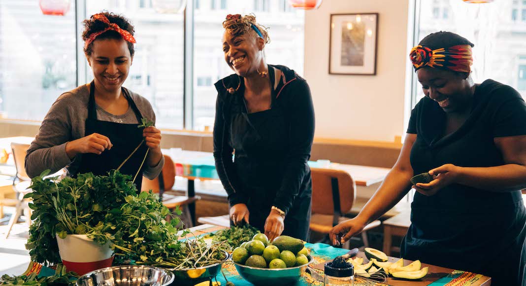 Ida Ossonemane organise des cours de cuisine africaine a Londres