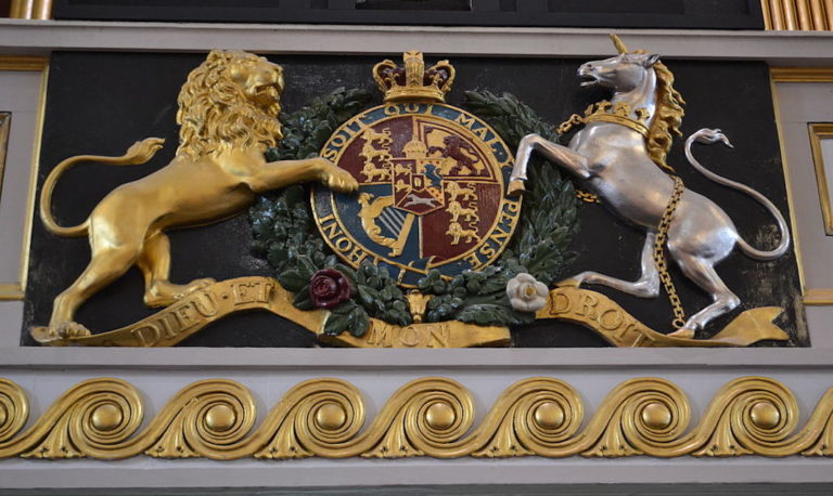 Dieu et mon droit, une devise en français sur les armoiries de la monarchie britannique