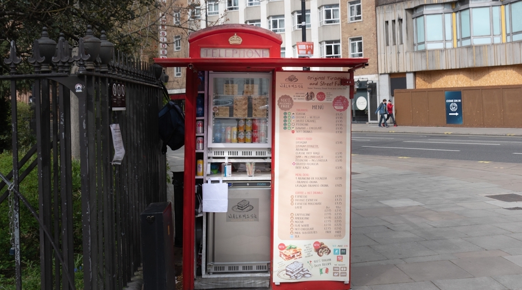 Cabine téléphonique à Londres reconvertie en café