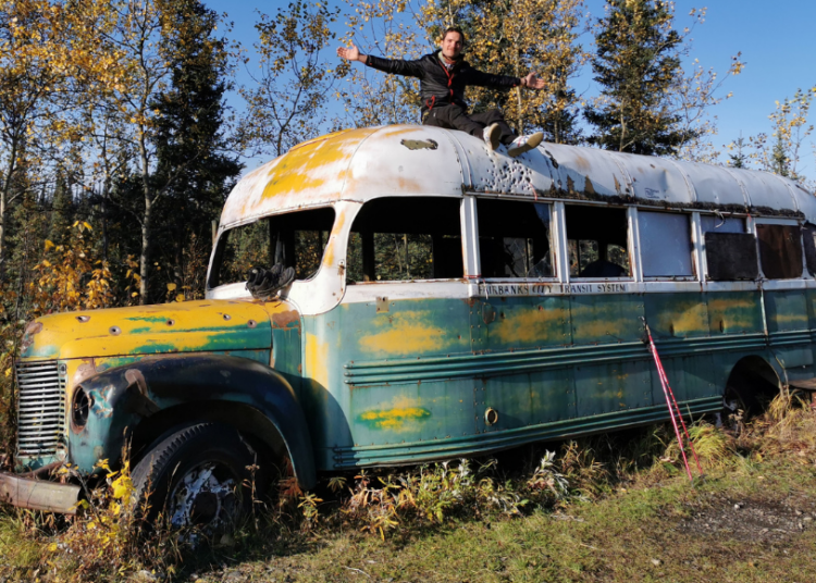 Alexis Grardel sur le toit du Magic Bus en Alaska
