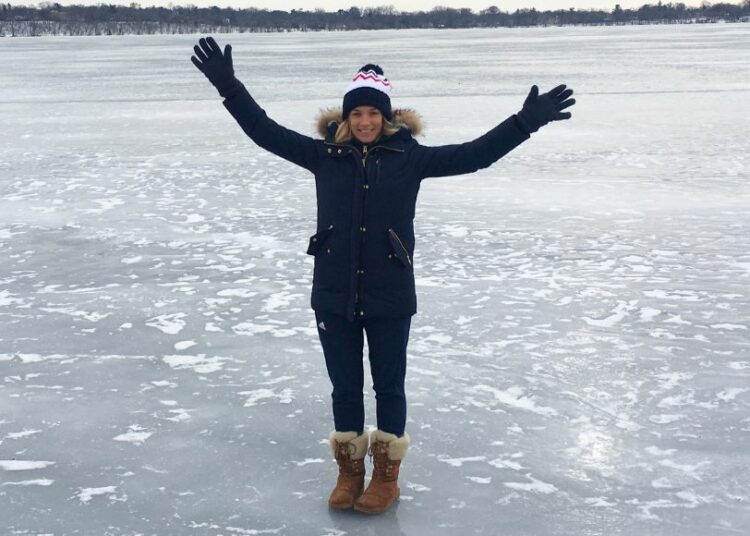 En plein hiver au cœur du Minnesota près de 15 ans après une année qui a changé sa vie, Clémentine Sarlat se tient sur un lac gelé. (Courtesy of Clémentine Sarlat)