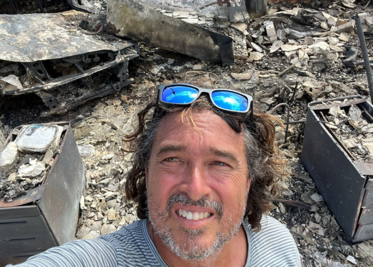 Florian Bayol devant ce qui reste de sa maison à Lahaina après les feux qui ont ravagé l'île (Crédit photo : Florian Bayol)