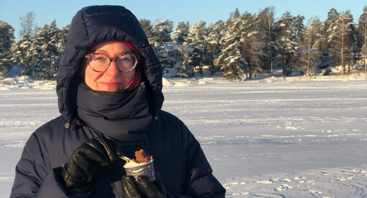 Marianne Girard-Lenoir mange une glace sur un lac gelé par -20C en Finlande.