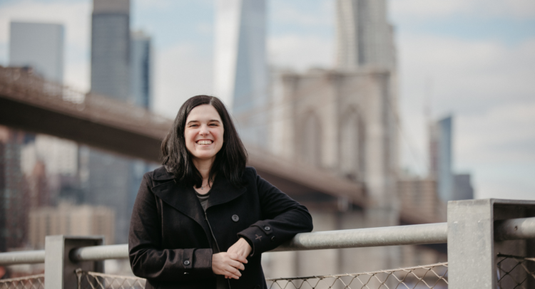 Julie Chartrou prend la pose à New York. Crédit photo : Adélaïde Chantilly