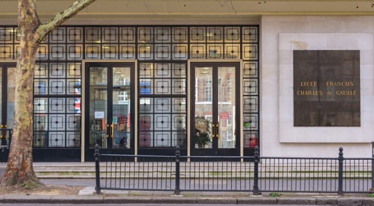 TVA, augmentation des frais de scolarité : ces parents du Lycée français de Londres en ont “marre d’être pris pour des vaches à lait”