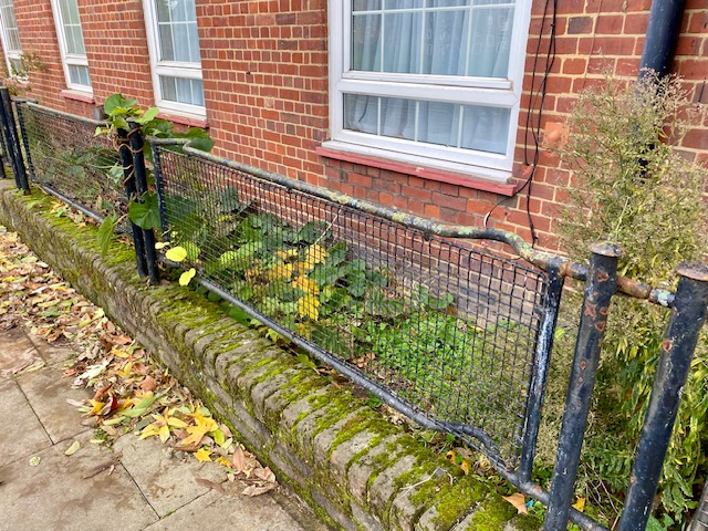 London's Stretcher Railings