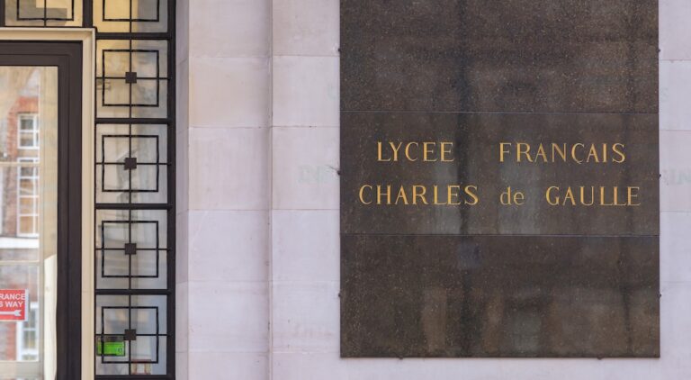 “Sales immigrés arabes et noirs”, “singe”…: une élève dénonce le racisme “banal” et la xénophobie au sein du Lycée français Charles de Gaulle de Londres