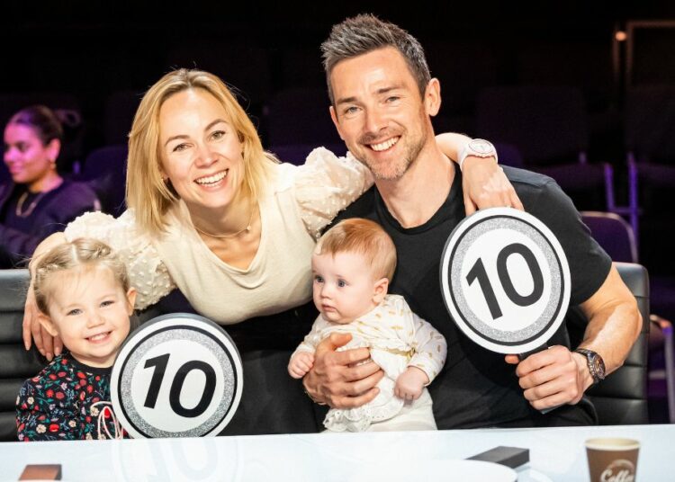 Emmanuelle Berne, son mari et leurs deux filles sur un plateau télé