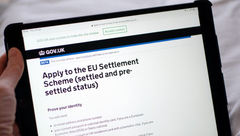 Le processus de passage automatique du pre-settled au settled status a débuté