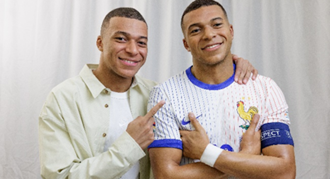 le joueur de foot Kilian Mbappé avec sa statue de cire chez Madame Tussauds Londres