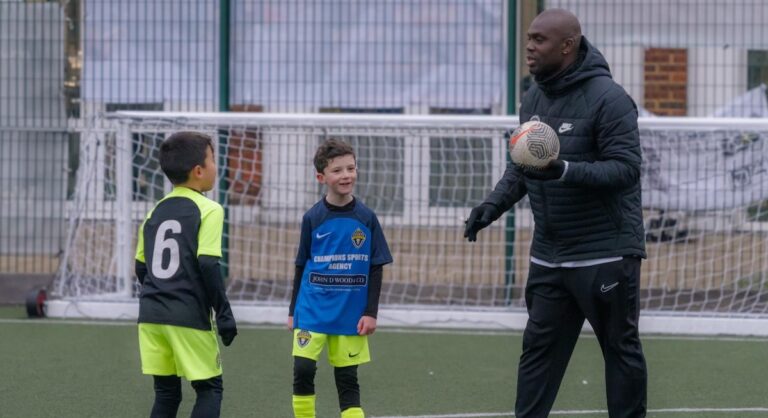 Des terrains de la Premier League à sa propre académie de foot, Yannick Kamanan a trouvé son bonheur à Londres