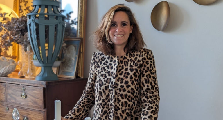Anne-Caroline Le Mintier, marchande d’objets d’art, partage son savoir à travers ses conférences