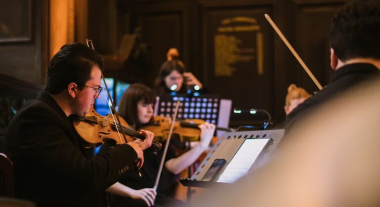 “Paris, Je T’aime : A Musical Journey” par Mystery Ensemble