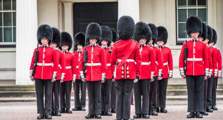 Pourquoi les gardes royaux britanniques portent-ils un uniforme rouge et un bonnet en poils d’ours ?