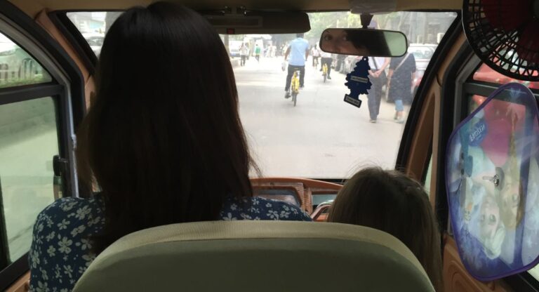 Cécile Viarouge dans son tuk-tuk électrique en Chine (archives personnelles)