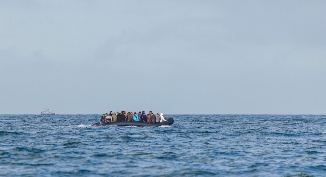 Des migrants sur un bateau traversant la Manche entre la France et le Royaume-Uni en direction du port de Douvres