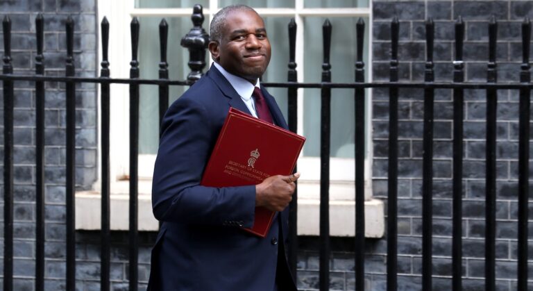 Un chauffeur de taxi français accusé d’avoir volé le ministre britannique des Affaires étrangères