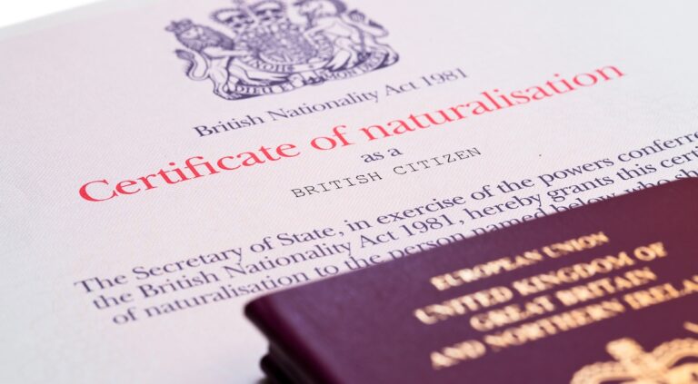 Visas, citoyenneté, settled status : le gouvernement britannique resserre la vis