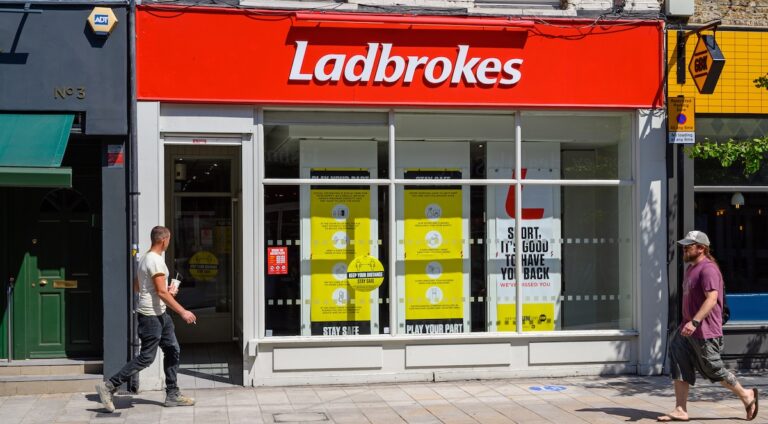 Pourquoi les Britanniques aiment-ils parier sur tout et n’importe quoi ?