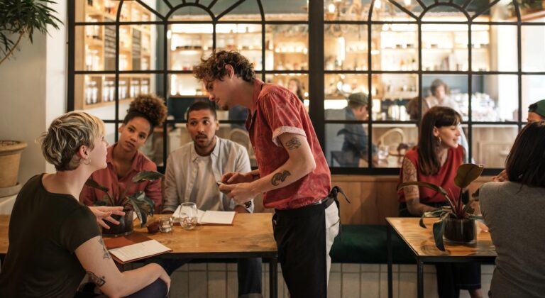 Comment fonctionne le “service charge” dans les restaurants au Royaume-Uni ?