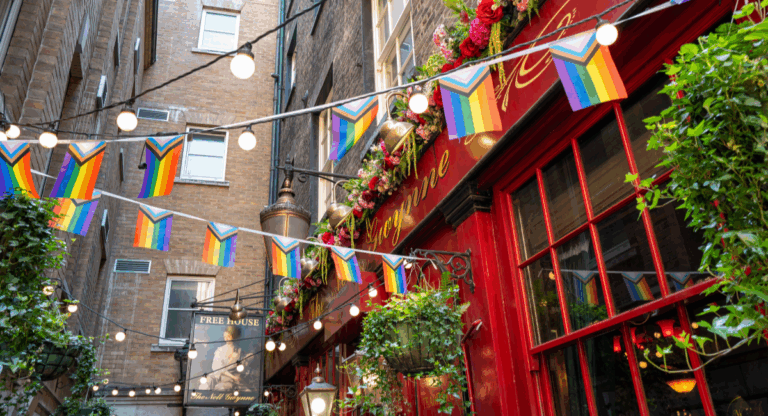 Dix bars LGBTQ+ à découvrir pendant le mois des fiertés