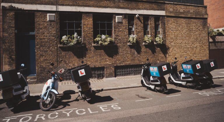 Pourquoi peut-on voir un autocollant « L » sur certains deux-roues et voitures britanniques ?