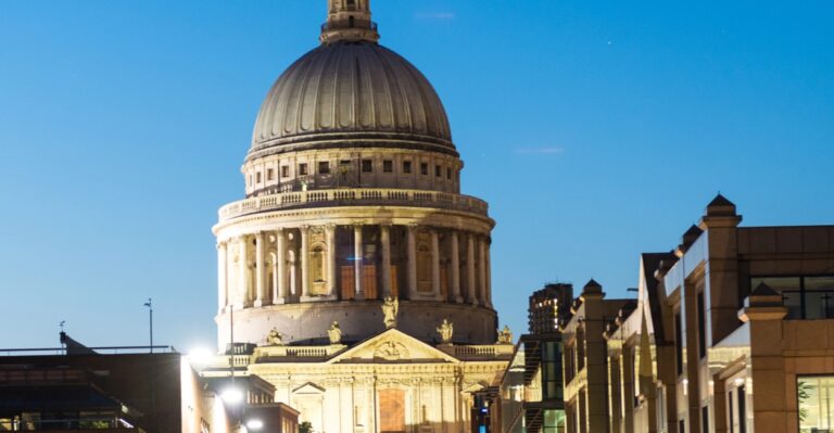 Pourquoi peut-on toujours voir Saint-Paul, Westminster et la tour de Londres depuis certains endroits de la ville ?