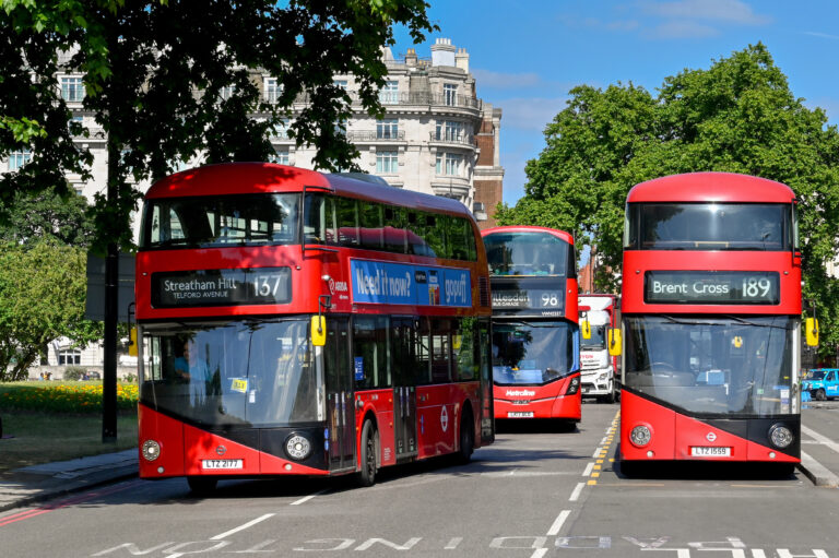 Pourquoi les bus de Londres sont-ils rouges et à deux étages ?