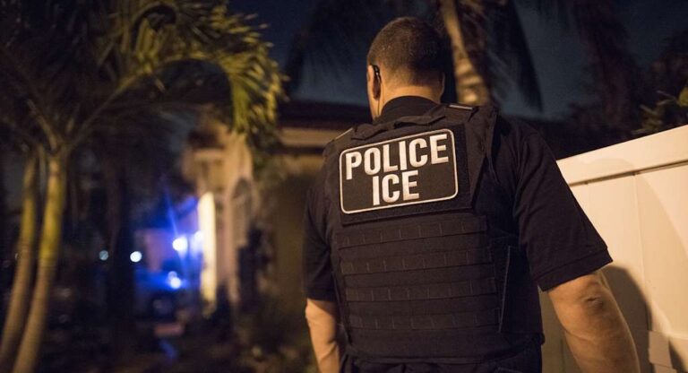 Un agent de la police de l'immigration ICE / PICRYL