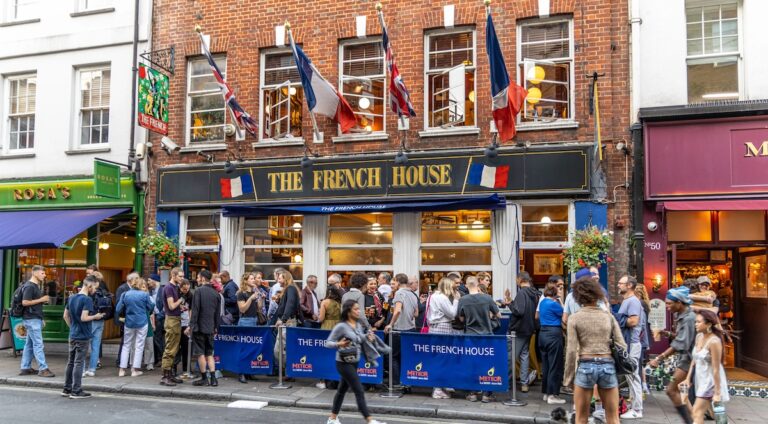 La tradition de la course des garçons de café se poursuit à Soho