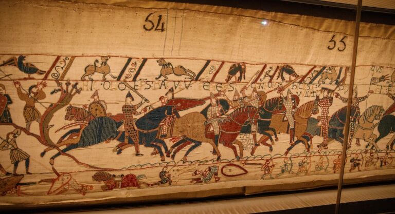 Sept ans après la promesse d’Emmanuel Macron, la tapisserie de Bayeux sera finalement prêtée au British Museum en 2026