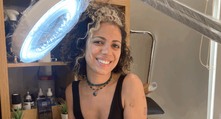 Partie à Londres pour une simple parenthèse linguistique, Terrie Karam y a finalement construit sa carrière de tatoueuse