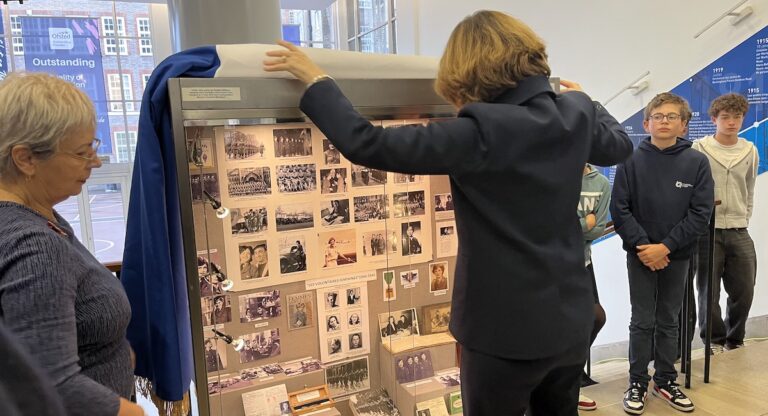 Une vitrine en hommage aux femmes volontaires pendant la Seconde guerre mondiale inaugurée au Lycée français Charles de Gaulle