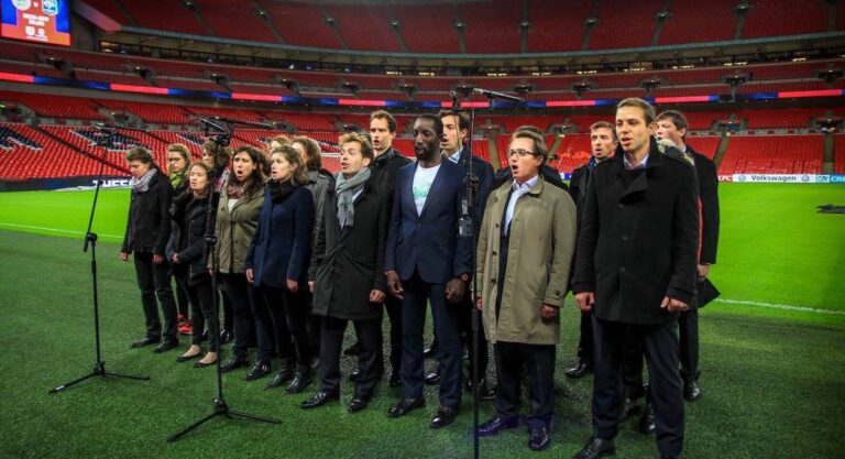 Dix ans après les attaques du 13 novembre à Paris, l’hommage de Wembley gravé dans les mémoires