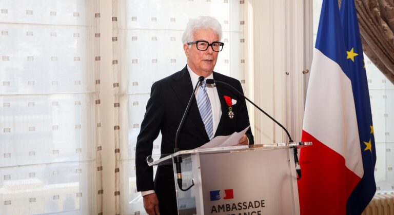 L’auteur gallois Ken Follett, nouvellement naturalisé français, décoré de la Légion d’honneur