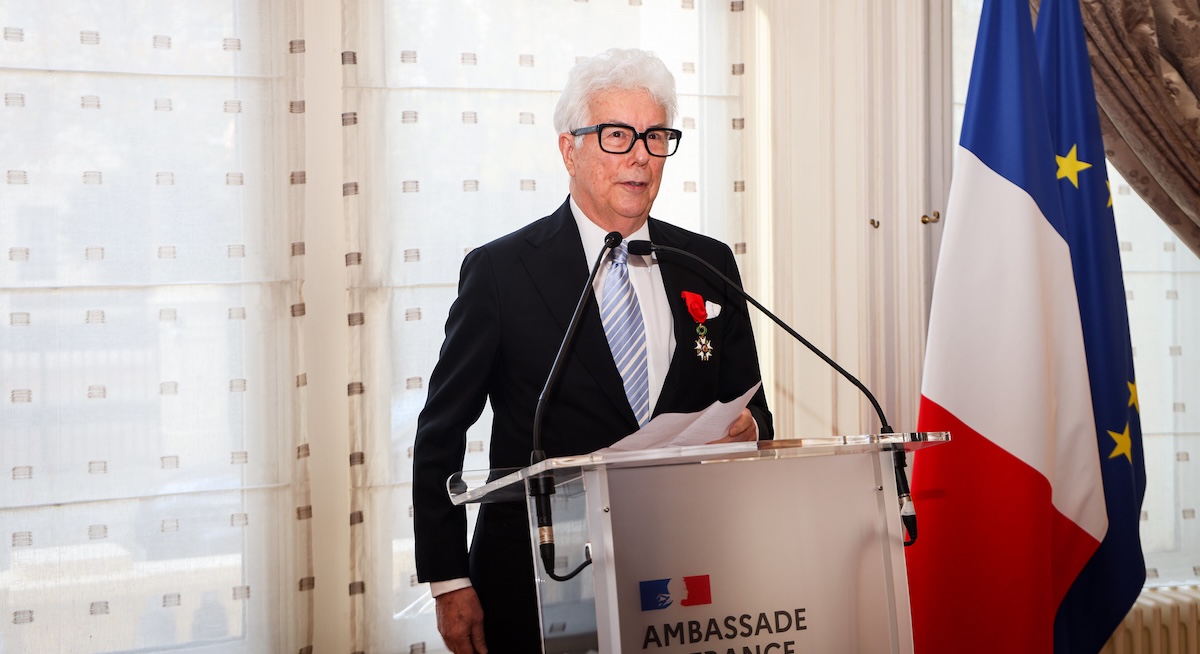 L’auteur gallois Ken Follett, nouvellement naturalisé français, décoré de la Légion d’honneur