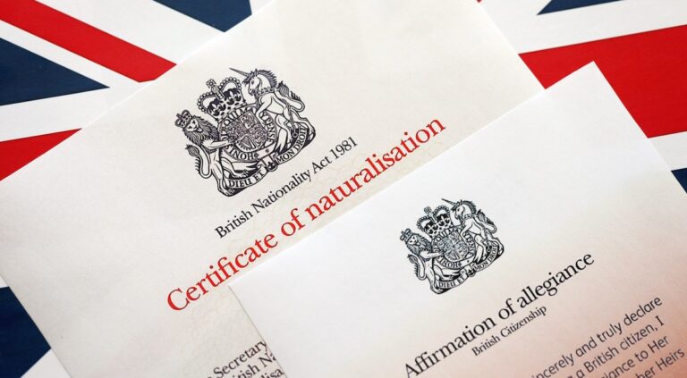 « Plus personne ne peut me dire de partir » : les raisons de la naturalisation