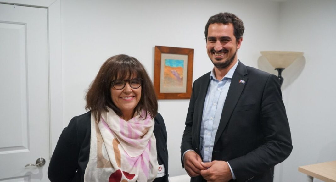 Le Consul général de France à Los Angeles, Adrien Frier et Anne-Fleur Andrle lors de l'enregistrement de l'épisode