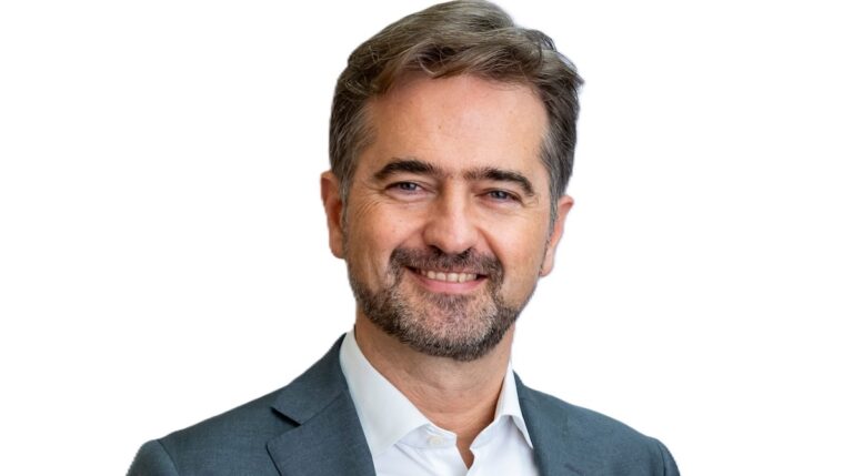 Tribune: « Réformons la représentation des Français de l’étranger »