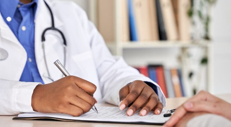 Les médecins formés au Royaume-Uni avant le Brexit pourraient bientôt pouvoir exercer en France 