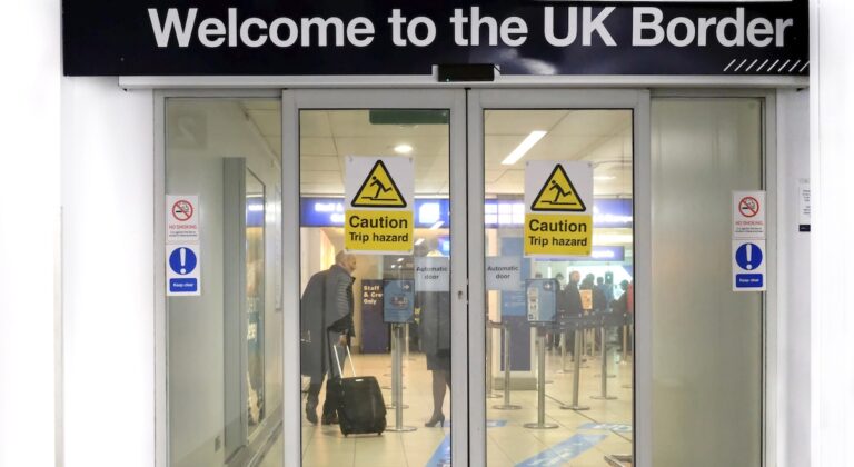 Binationaux franco-britanniques: voyager avec les deux passeports dorénavant obligatoire