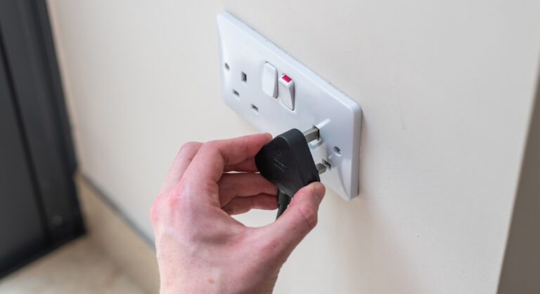 Pourquoi les prises britanniques sont-elles équipées d&rsquo;interrupteurs ?