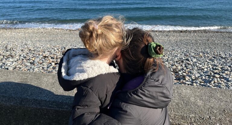 « Quand on a un enfant autiste, on n’a pas toujours le temps d’attendre » : Natacha Apsimon raconte son exil vers l&rsquo;Angleterre