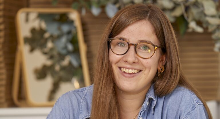 Lucie Bihoreau grave des histoires sur des objets du quotidien