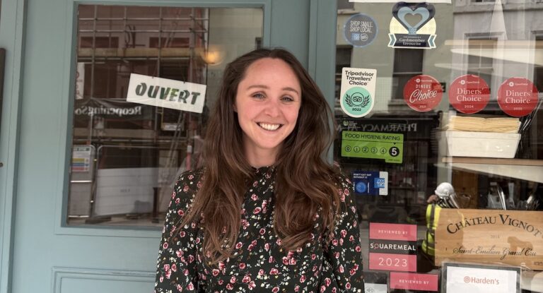 Olive Halsall fait dialoguer le français et l’anglais autour d’un dîner-jeu