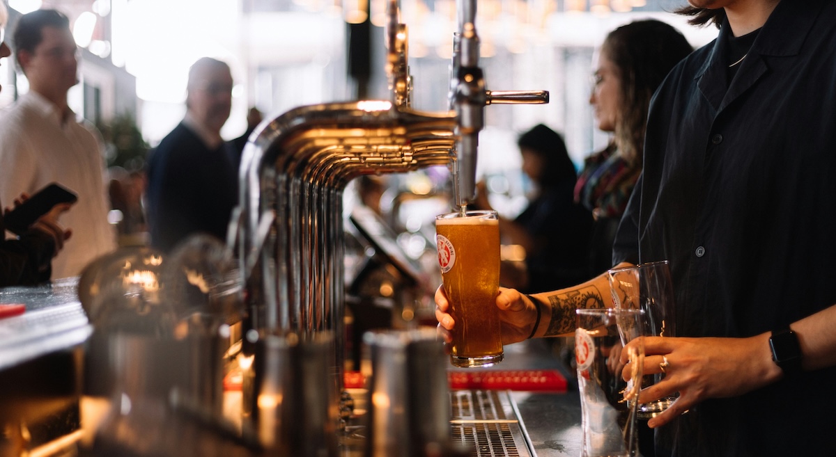 Pourquoi la musique est-elle parfois si forte dans les bars et pubs londoniens ?