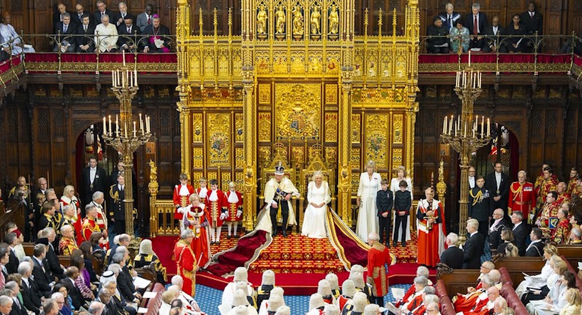 Procession et discours du roi pour l&rsquo;ouverture de la session parlementaire : une tradition bien ancrée au Royaume-Uni